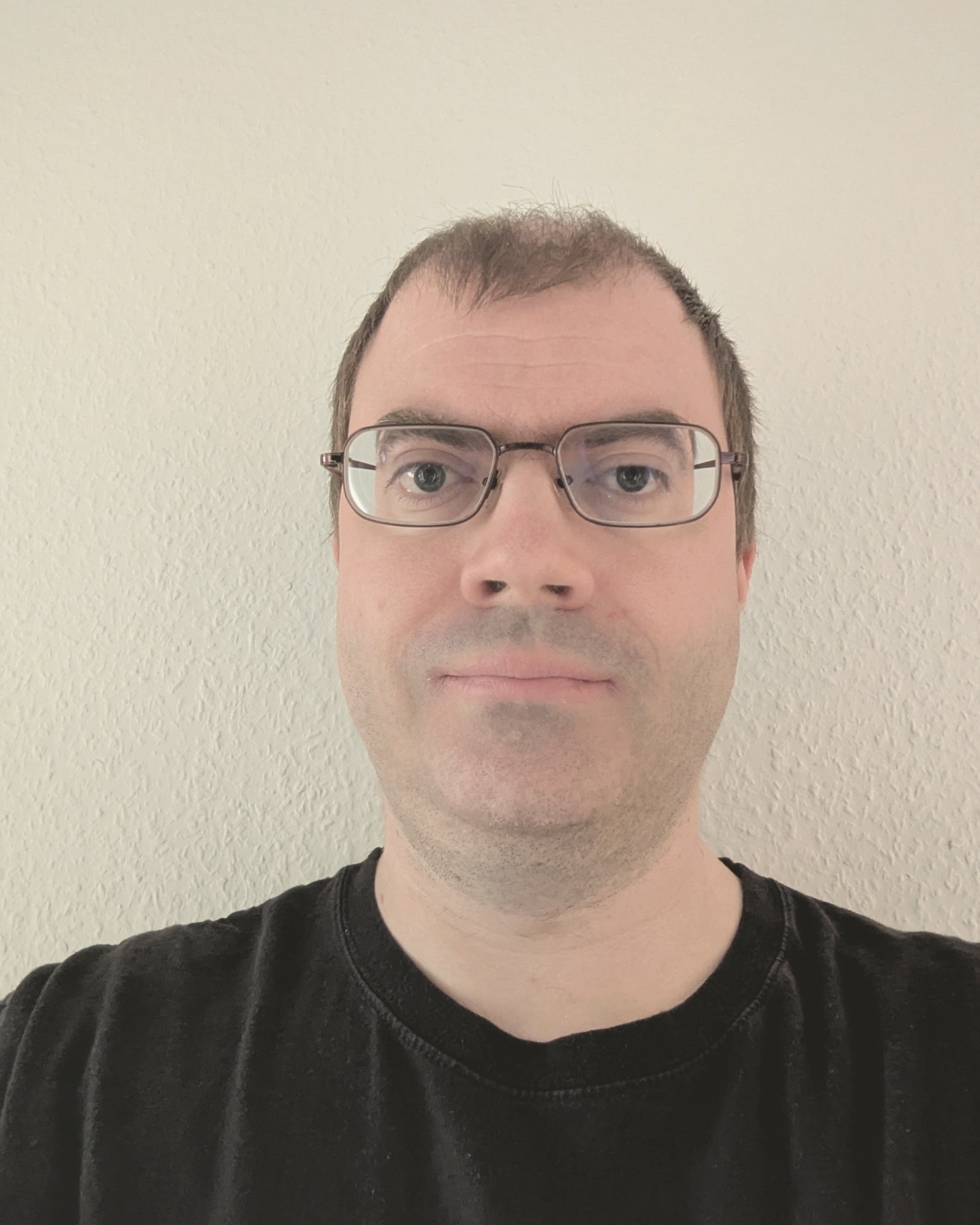 Team im Gespräch an einem Tisch