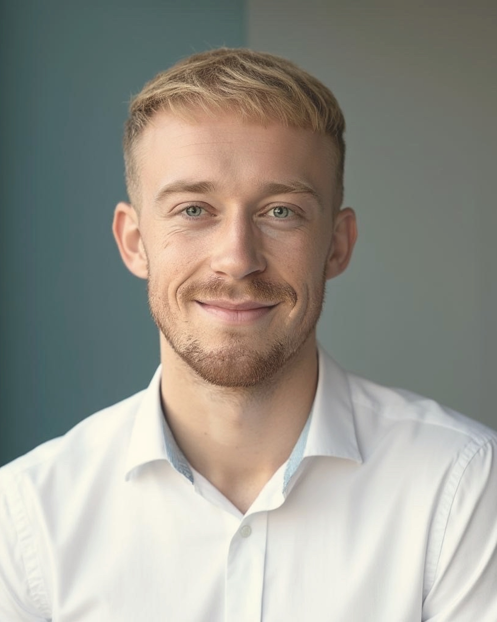 Team im Gespräch an einem Tisch